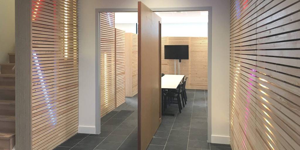 houten pivotdeur plaatsen